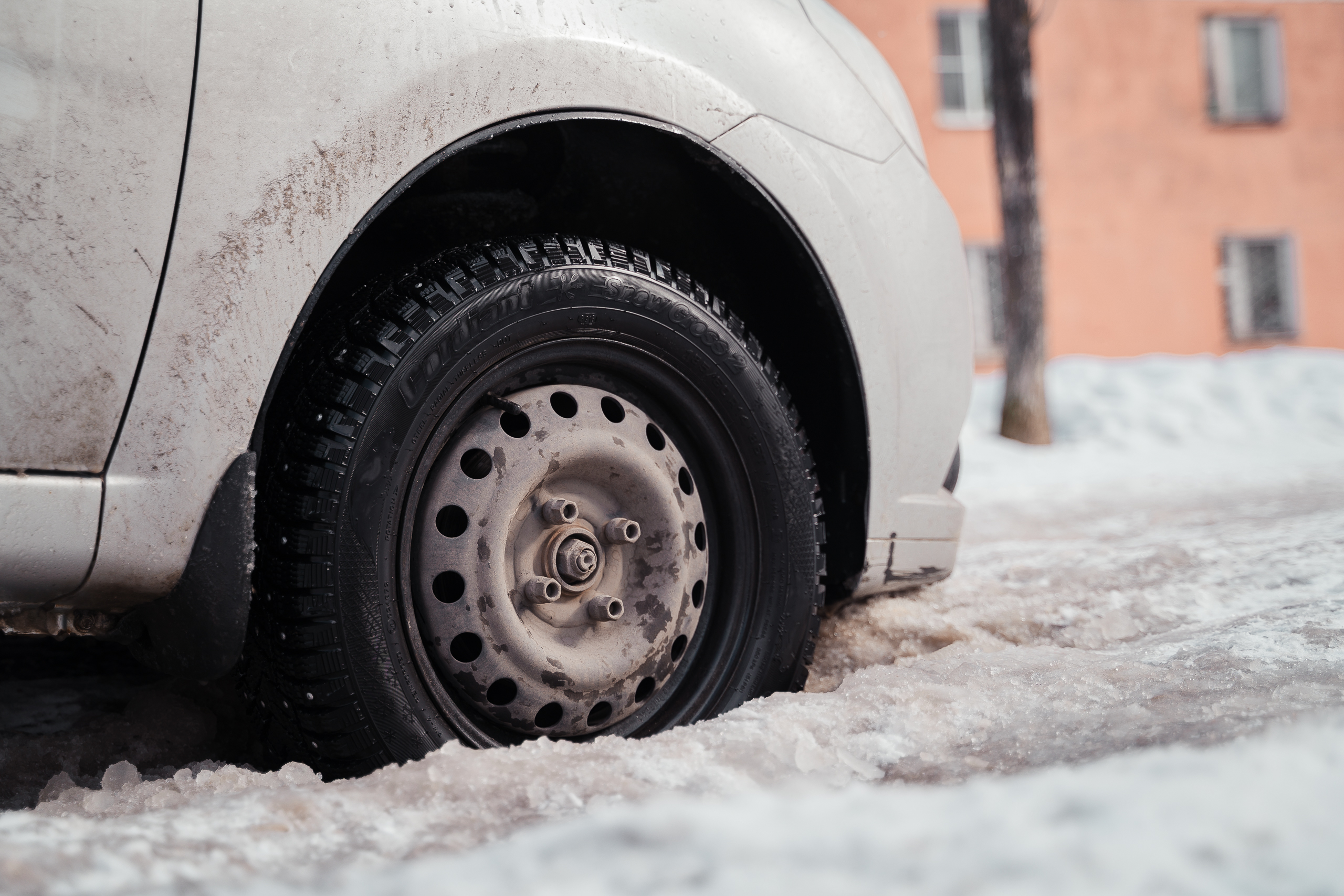 В Тверской области 19-летний парень украл из машины магнитолу