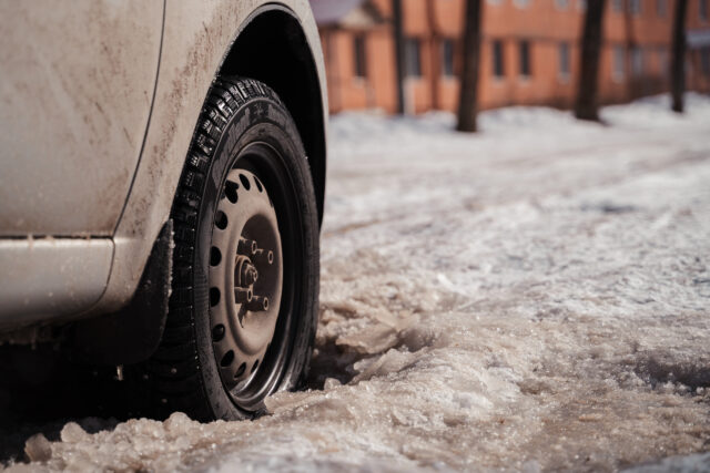 В Тверской области водителям порекомендовали готовиться к замене летней резины на зимнюю