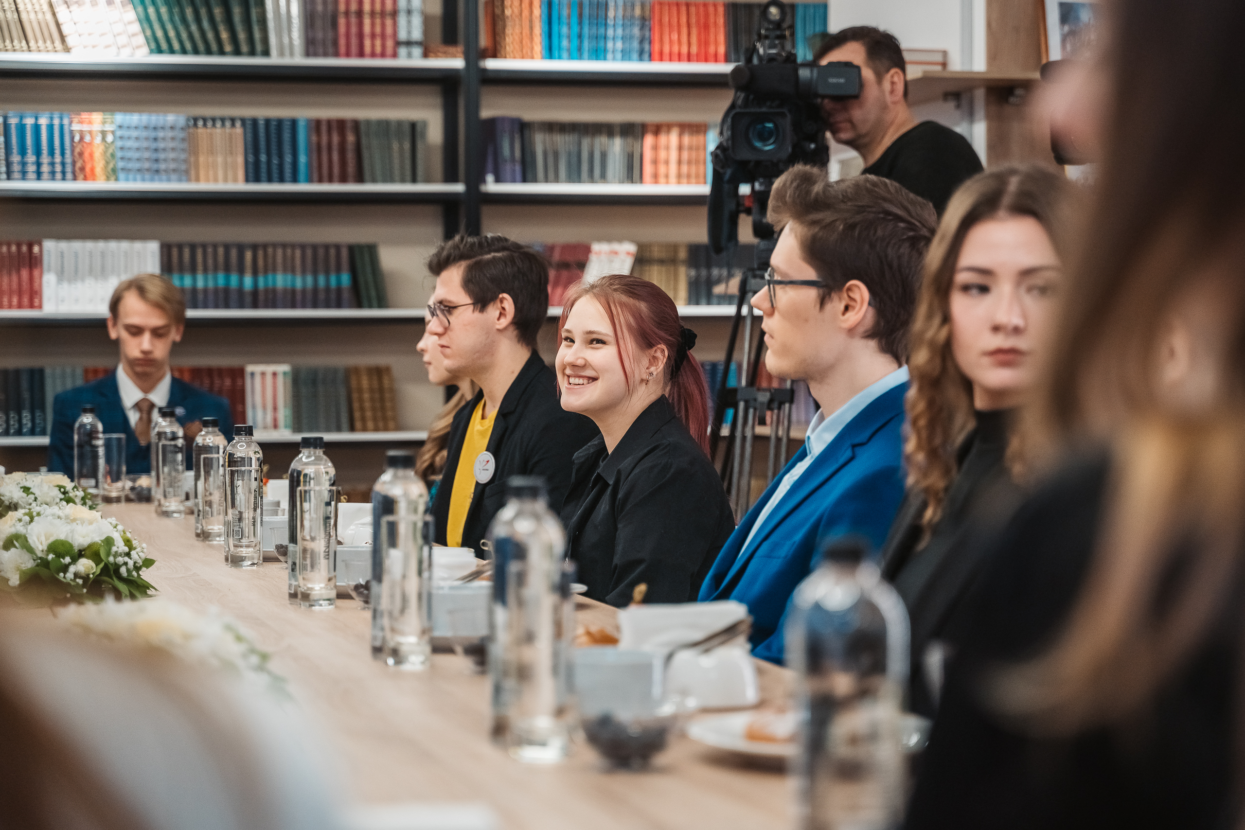 Преподаватель встречается со студенткой. День студента институт. День студента фото. Студент Смирнов. Что такое вуз университет и институт и колледж.