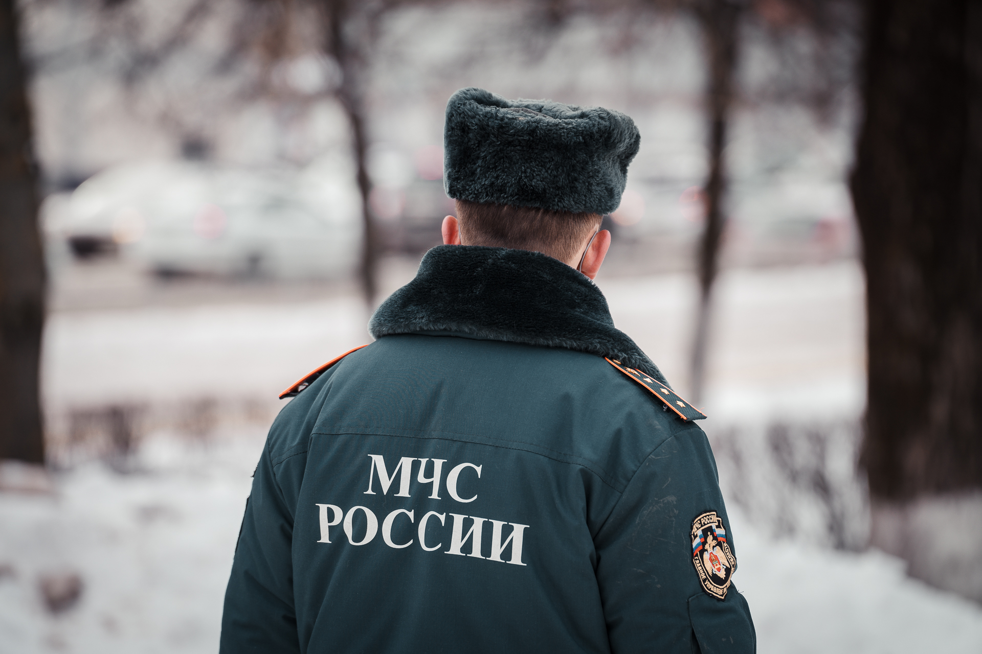 В Твери спасатели вывели из горящей квартиры трех человек