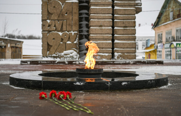 Дмитрий Патрушев и Игорь Руденя возложили цветы к Обелиску Победы в Бежецке Тверская область встретила автопробег «Огни памяти»