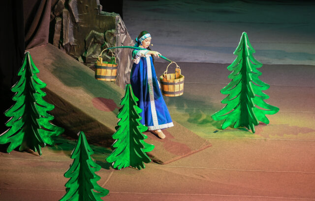 В тверском театре драмы школьники сыграли рождественский спектакль "Морозко"