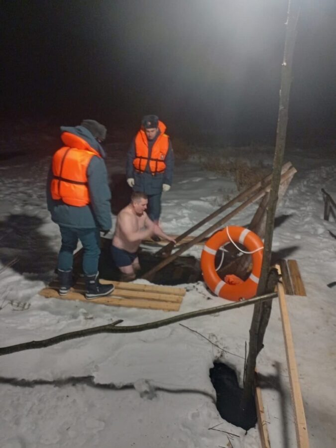 Глава округа в Тверской области приехала ночью к крещенской проруби Глава округа в Тверской области приехала ночью к крещенской проруби
