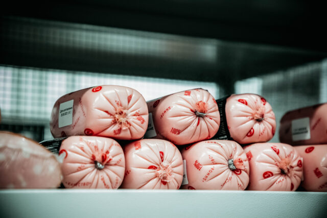 Колбасный вор несколько дней посещал один магазин в Твери