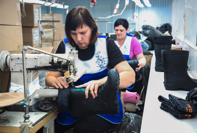 Предприятия Тверской области продолжают выпуск продукции, востребованной вооруженными силами РФ