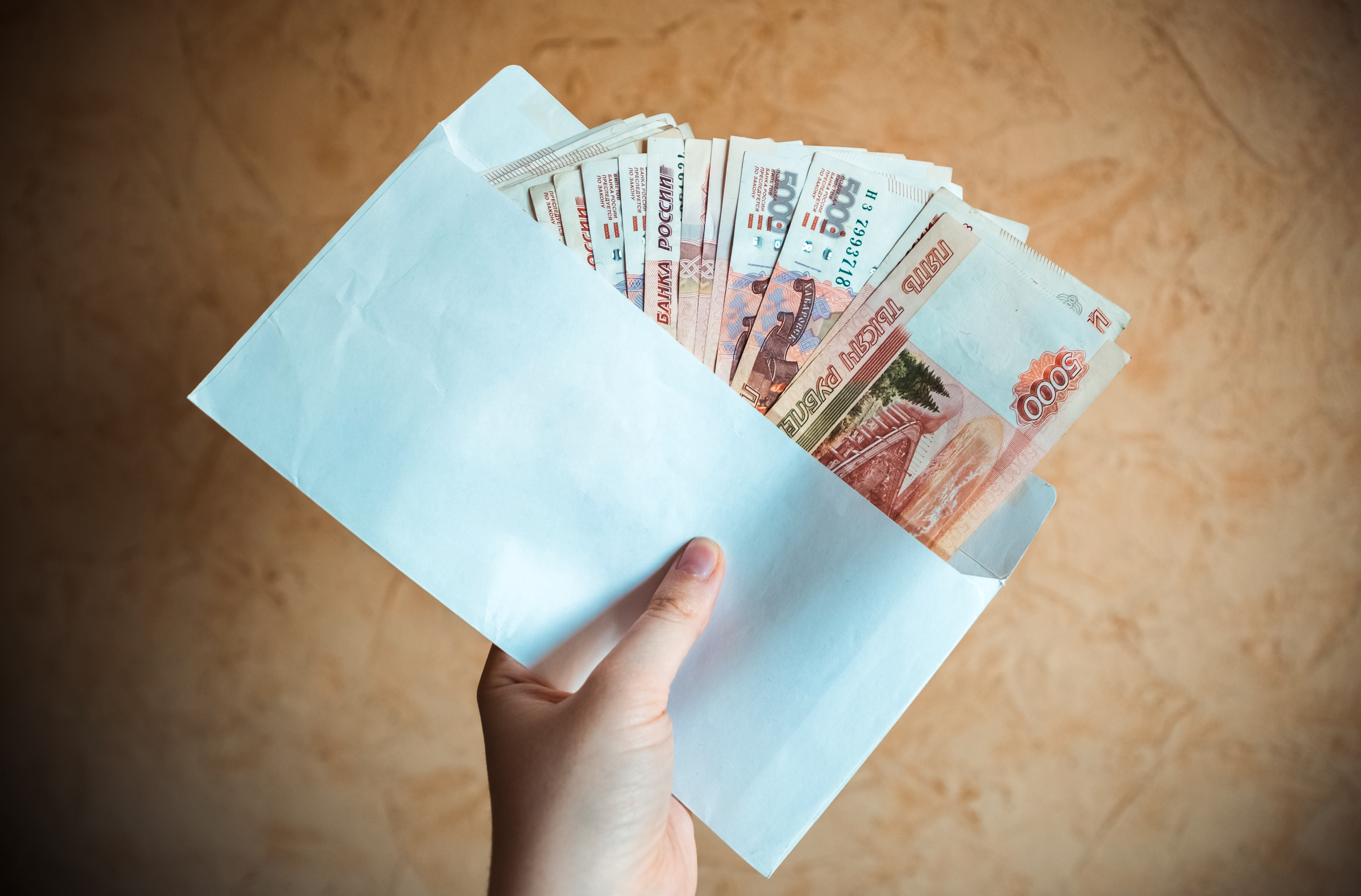 Почти 2 миллиона рублей отдал мошеннику житель Твери В Тверской области стало в два раза меньше поддельных купюр