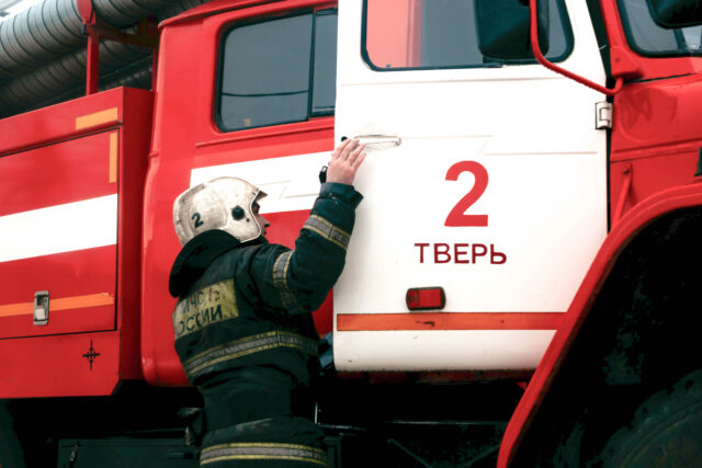 В Калининском районе загорелся жилой дом