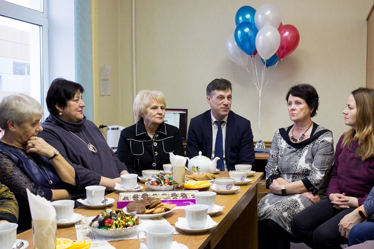 Беседа с пожилыми людьми. Люди пожилого возраста. Центр общения поколений. Счастливые пожилые люди. Центр общения поколений.