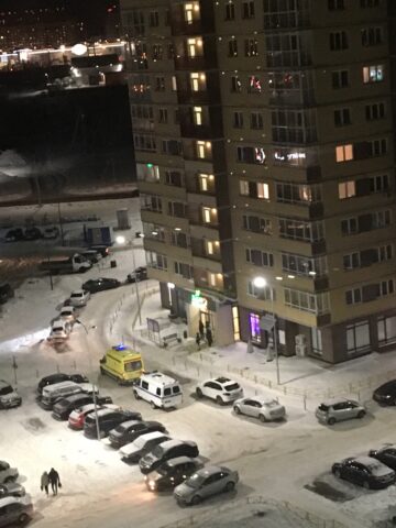 В Твери с балкона многоэтажки выпала молодая девушка