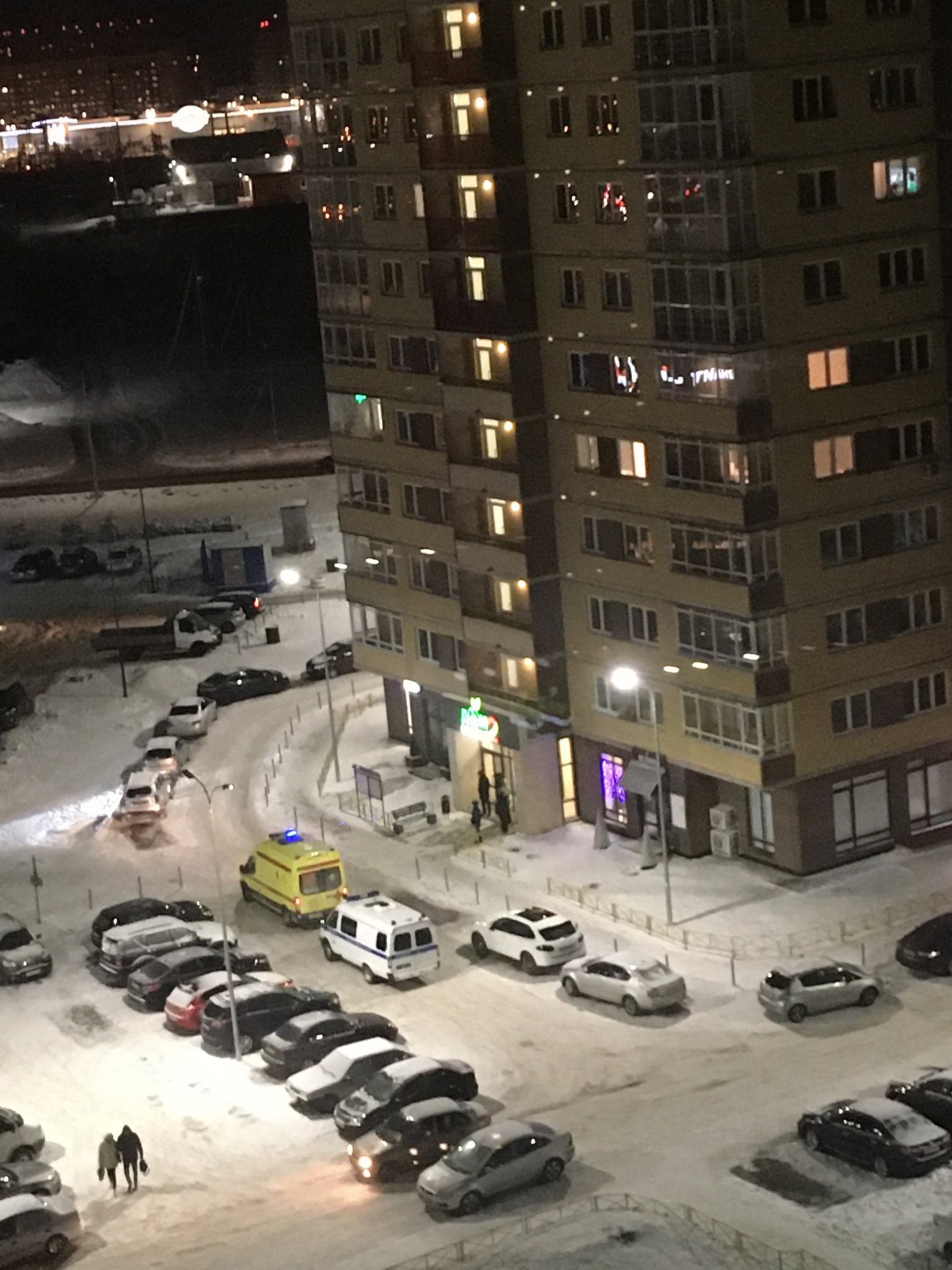 В Твери с балкона многоэтажки выпала молодая девушка В Твери с балкона многоэтажки выпала молодая девушка
