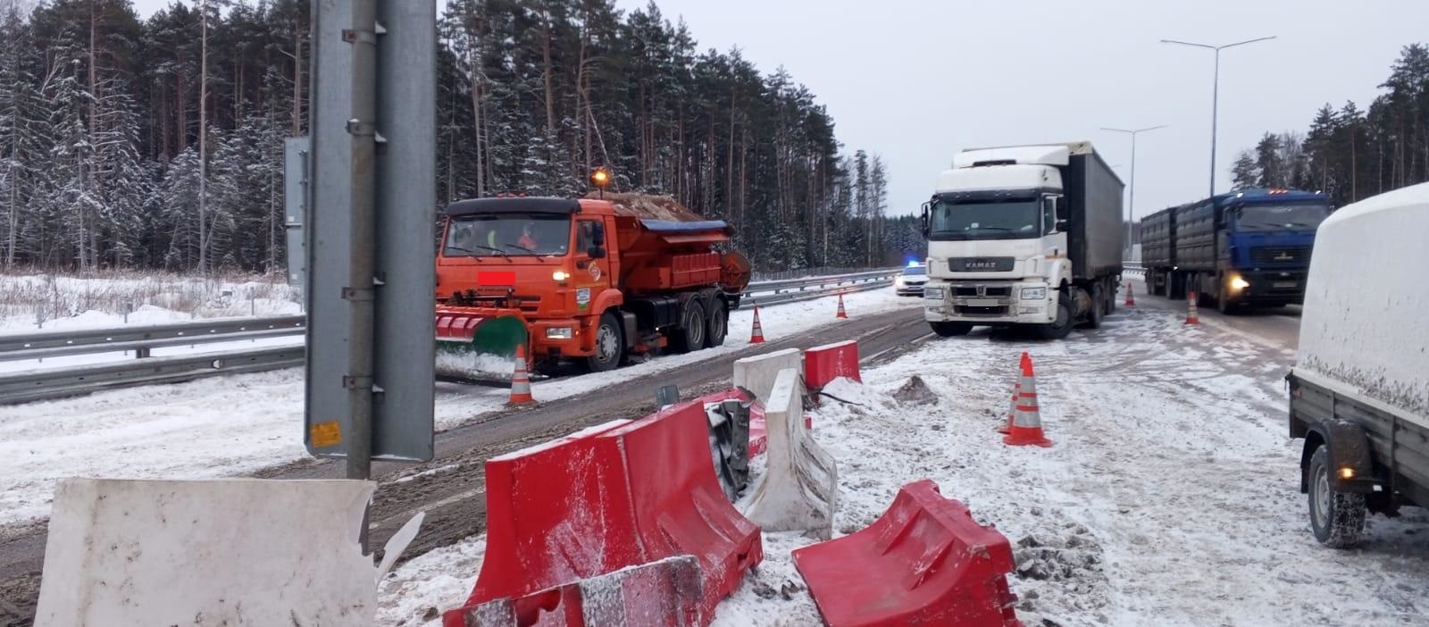 На трассе М-11 в Тверской области Porsche врезался в КамАЗ, есть пострадавший