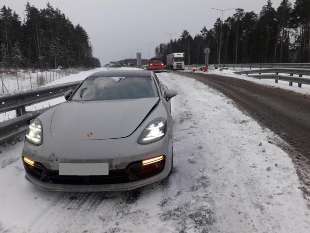 На трассе М-11 в Тверской области Porsche врезался в КамАЗ, есть пострадавший