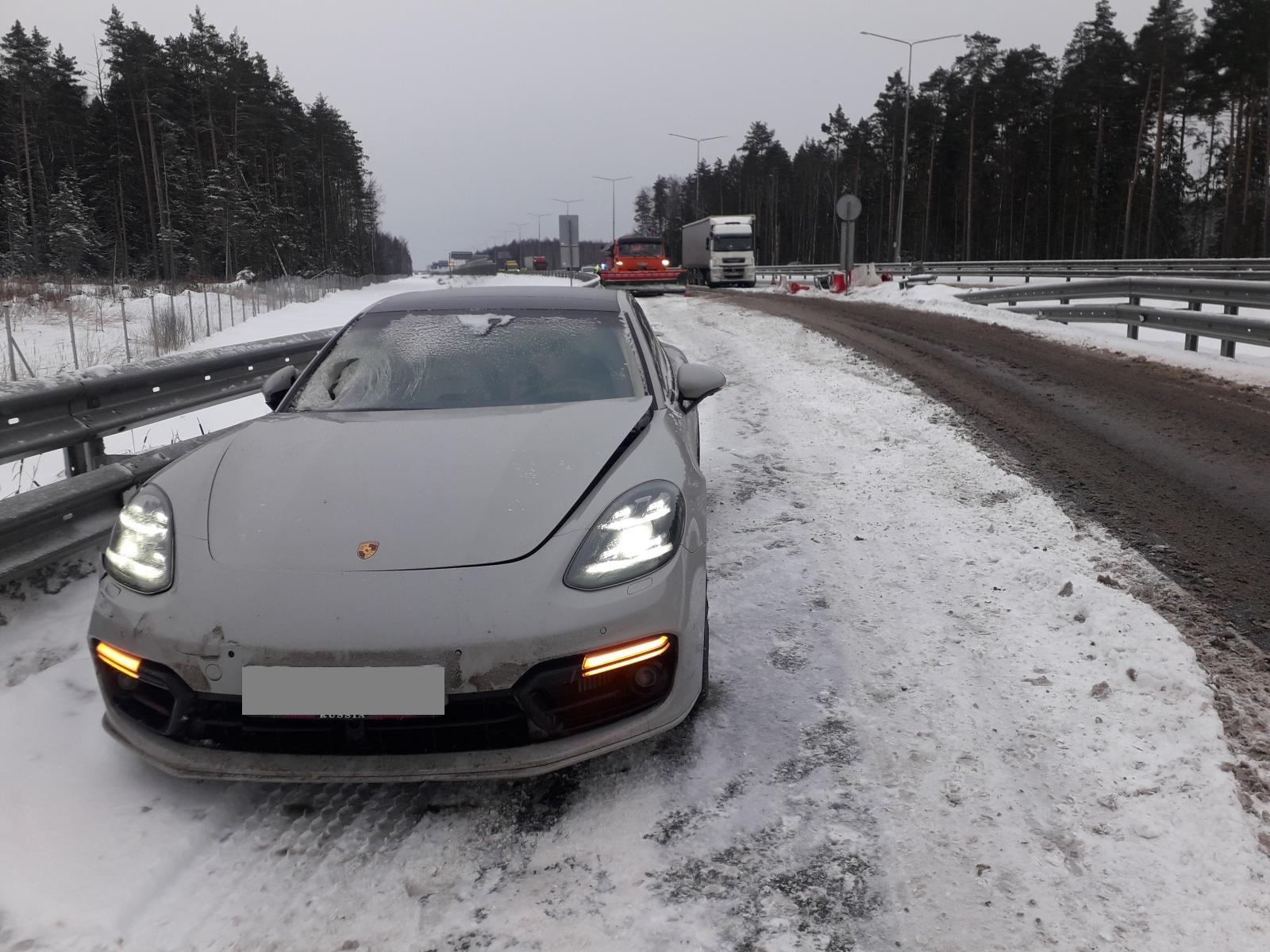 На трассе М-11 в Тверской области Porsche врезался в КамАЗ, есть пострадавший На трассе М-11 в Тверской области Porsche врезался в КамАЗ, есть пострадавший