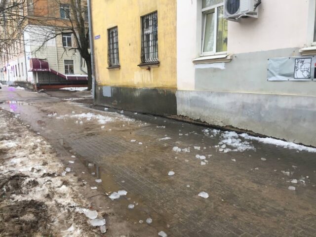 Жительница Твери попала в больницу из-за падения наледи с крыша дома Жительница Твери попала в больницу из-за падения наледи с крыша дома