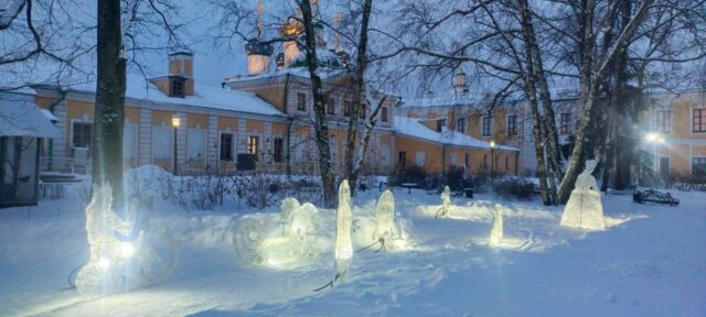 В Твери в Дворцовом саду установили светящиеся фигуры В Твери в Дворцовом саду установили светящиеся фигуры