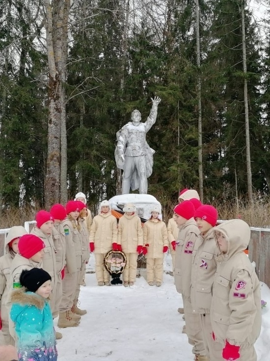 В Андреаполе в Тверской области жители возложили цветы к братским могилам В Андреаполе в Тверской области жители возложили цветы к братским могилам