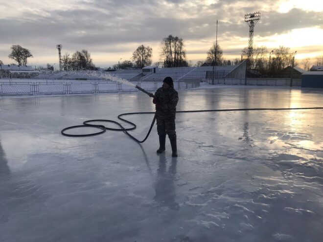В Вышневолоцком округе заливают катки в городе и на сельских территориях В Вышневолоцком округе заливают катки в городе и на сельских территориях