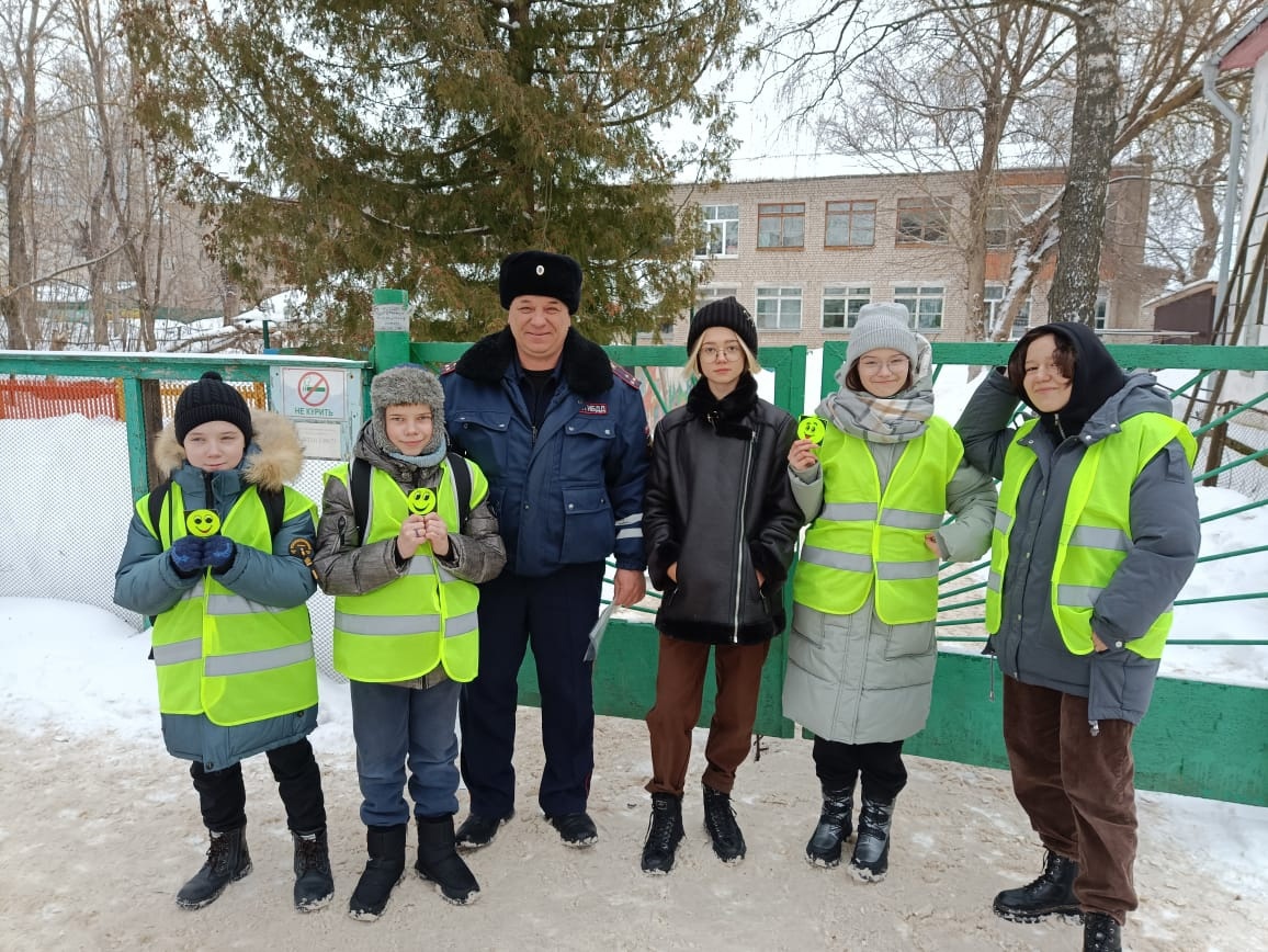 Юные инспекторы движения и дорожные полицейские провели беседы с пешеходами