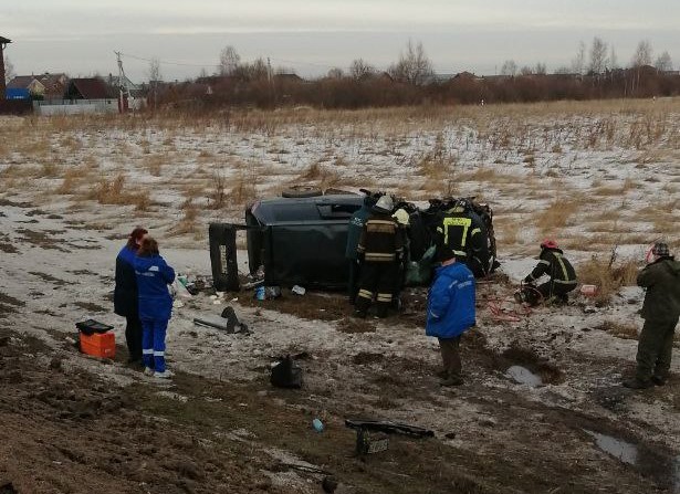 Под Тверью иномарка съехала в кювет и опрокинулась Под Тверью иномарка съехала в кювет и опрокинулась