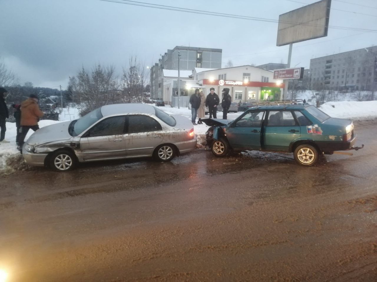 На встречной полосе столкнулся. Последняя авария в Торжке. Авария в городе Торжке Тверской области.
