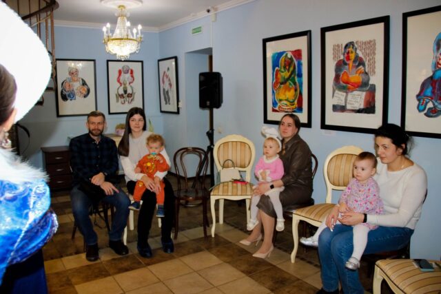 В Твери малышам рассказали, как наряжают елочку