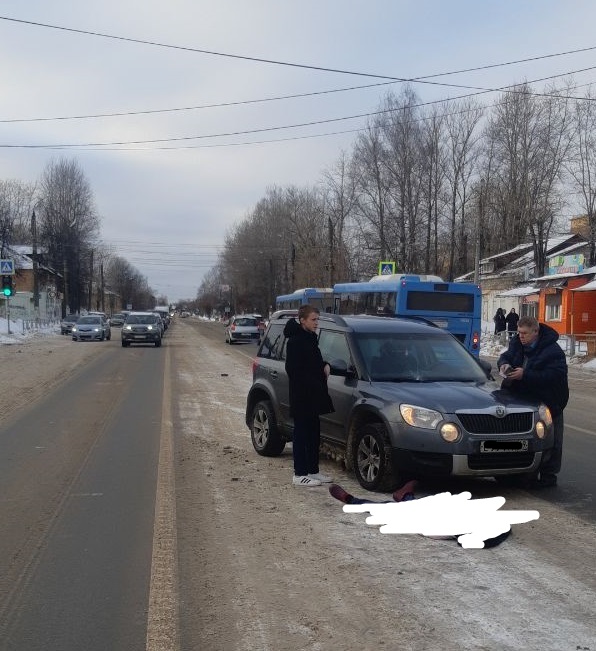 В Твери водитель на Шкоде сбил женщину на дороге