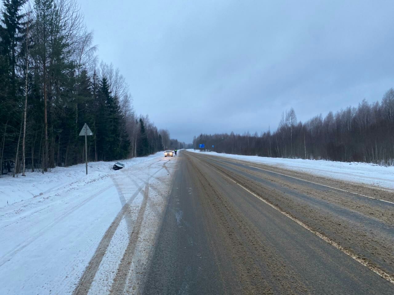 На трассе М-9 в Тверской области иномарка съехала в кювет