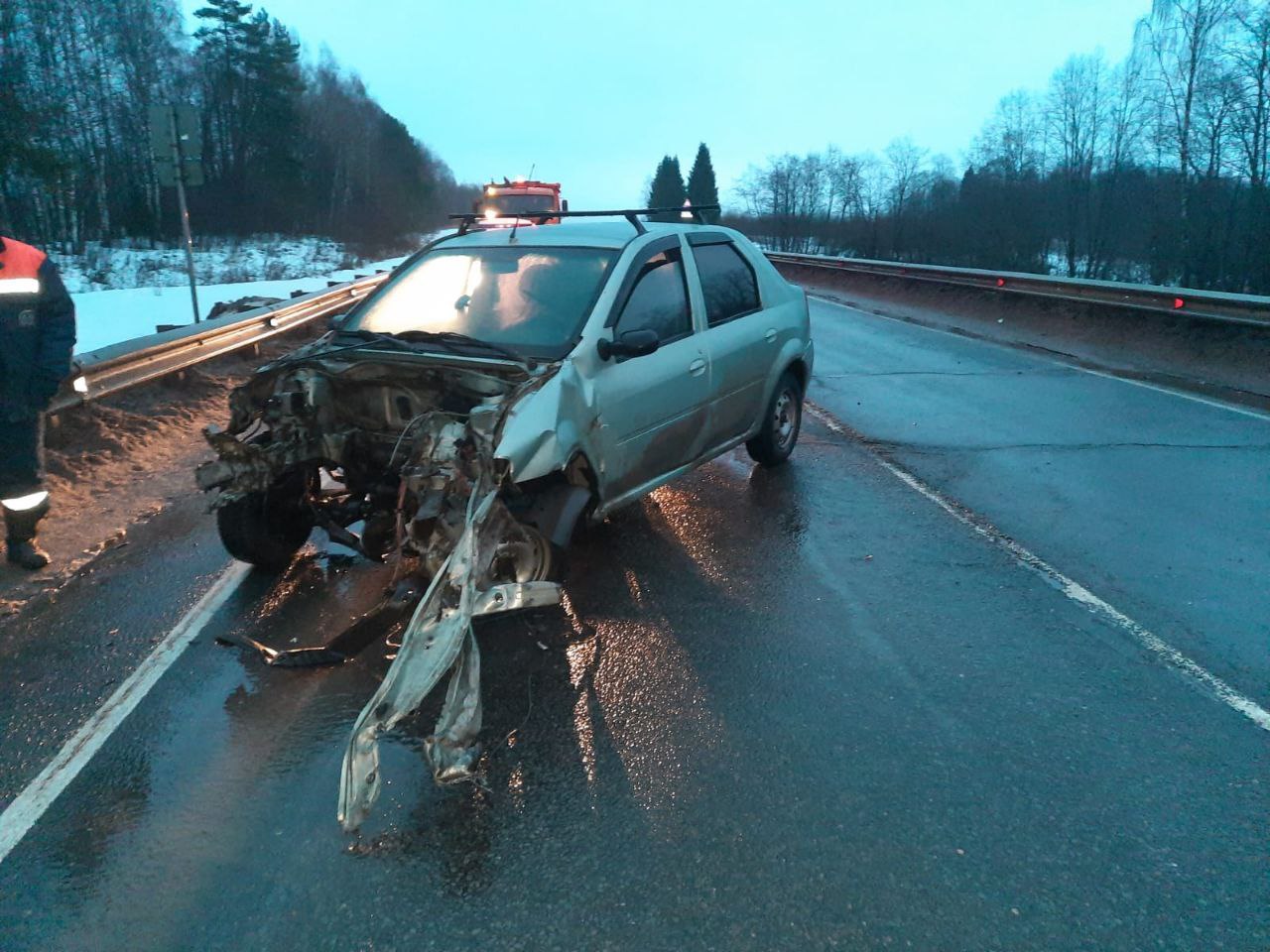 Три человека получили травмы в лобовом столкновении автомобилей в Тверской области