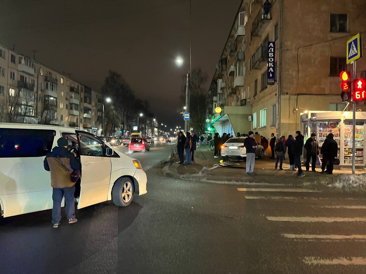 В Твери иномарка сбила пешехода после столкновения с автомобилем В Твери иномарка сбила пешехода после столкновения с автомобилем