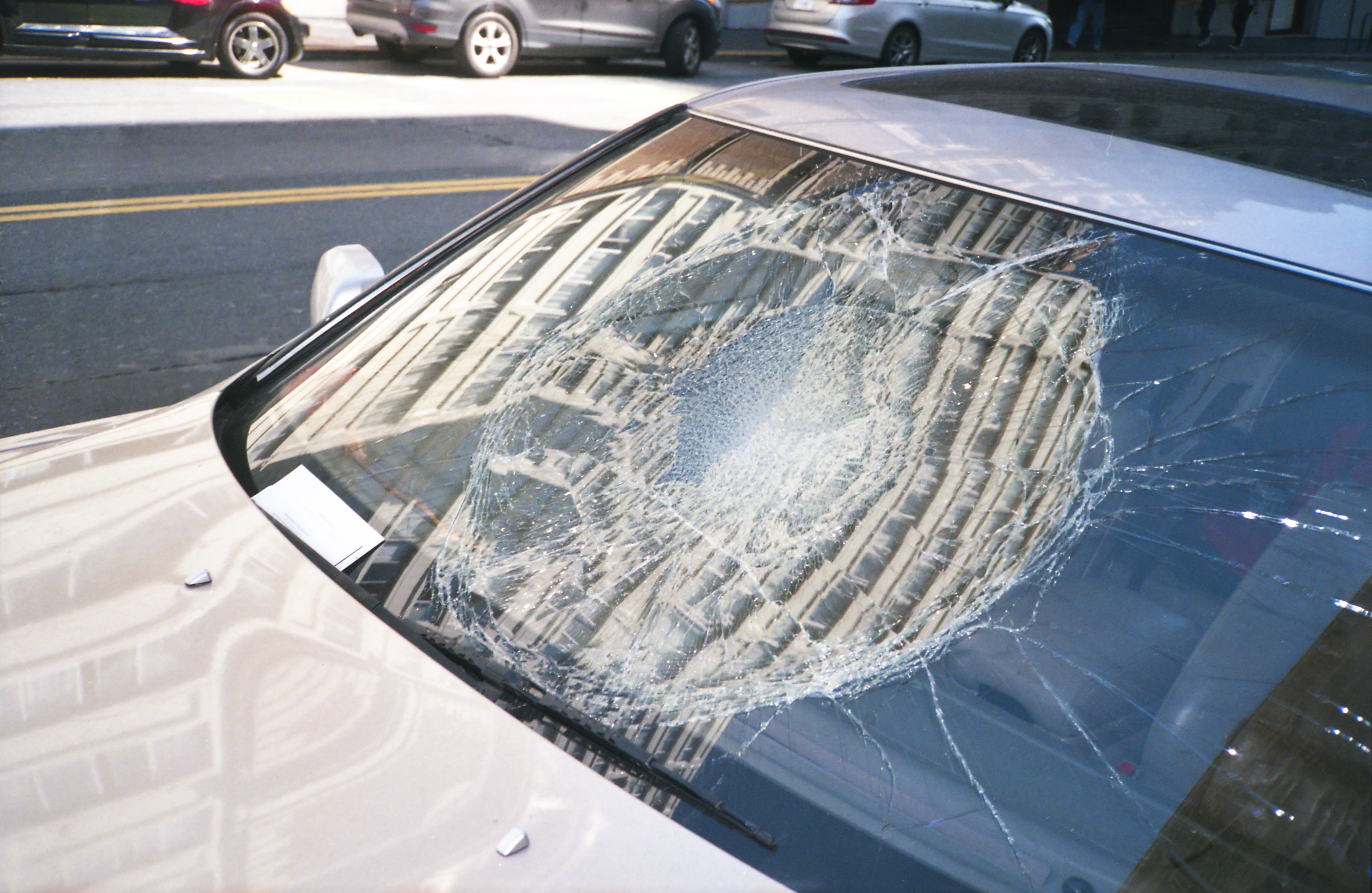 Разбили машину камнем. Лобовое стекло автомобиля. Машина без лобового стекла. Трещина на стекле автомобиля. Разбитое стекло авто.