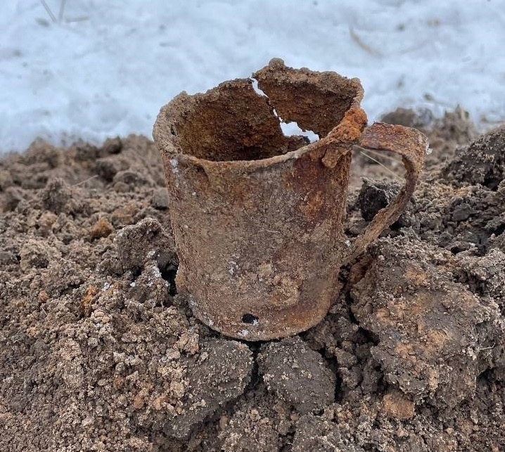 В Ржевском районе поисковики обнаружили останки молодого красноармейца