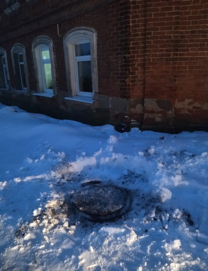 В городе Тверской области после публикации в СМИ решили вопрос с открытым люком В городе Тверской области после публикации в СМИ решили вопрос с открытым люком