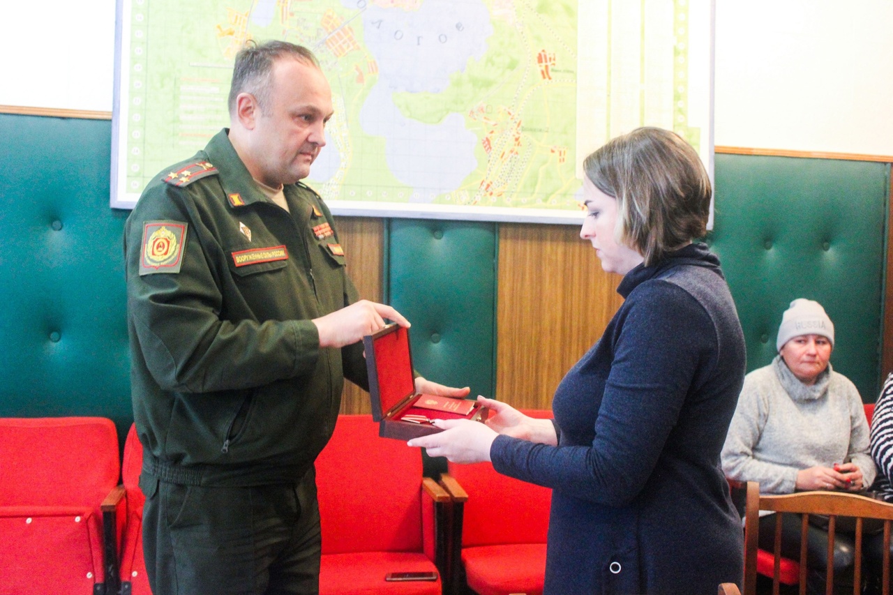 Родным погибших участников СВО в Бологое вручили ордена Мужества