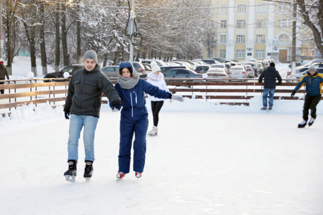 В Твери продолжают работать катки В Твери продолжают работать катки