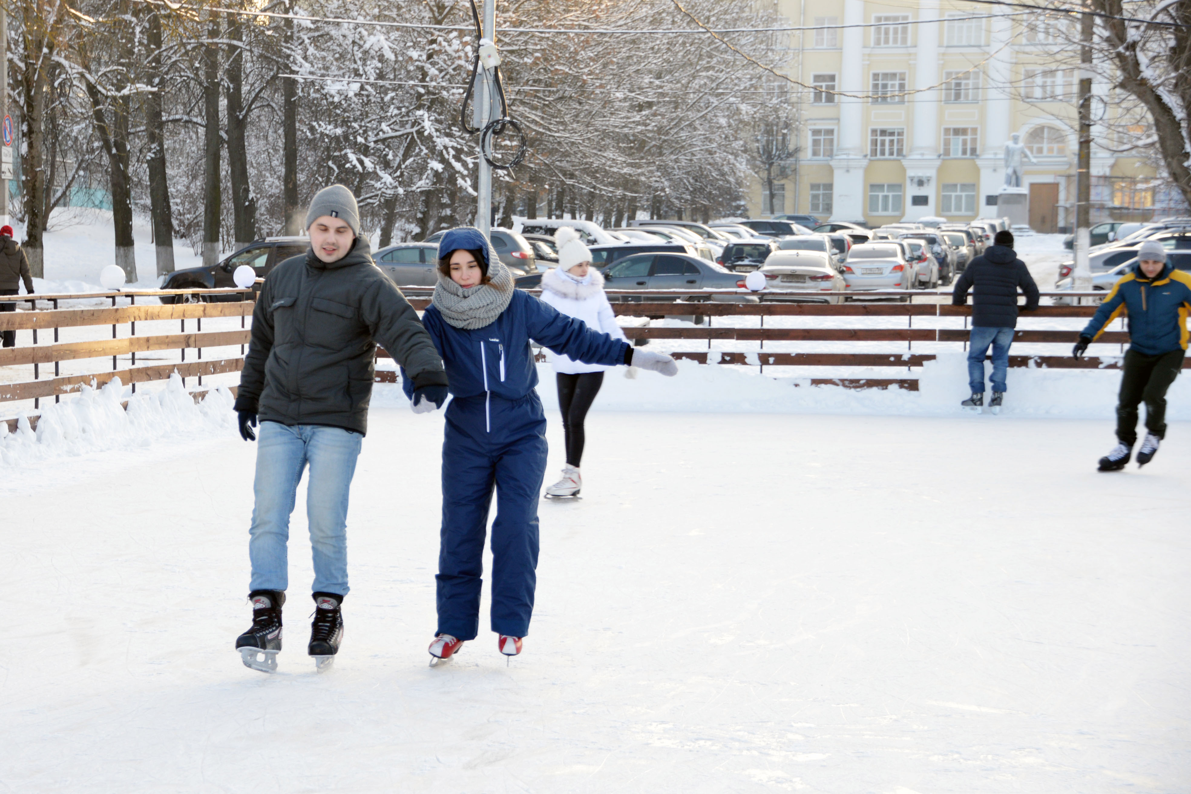 В Твери продолжают работать катки В Твери продолжают работать катки