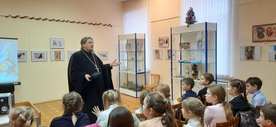 В Бологое настоятель храма встретился со школьниками В Бологое настоятель храма встретился со школьниками