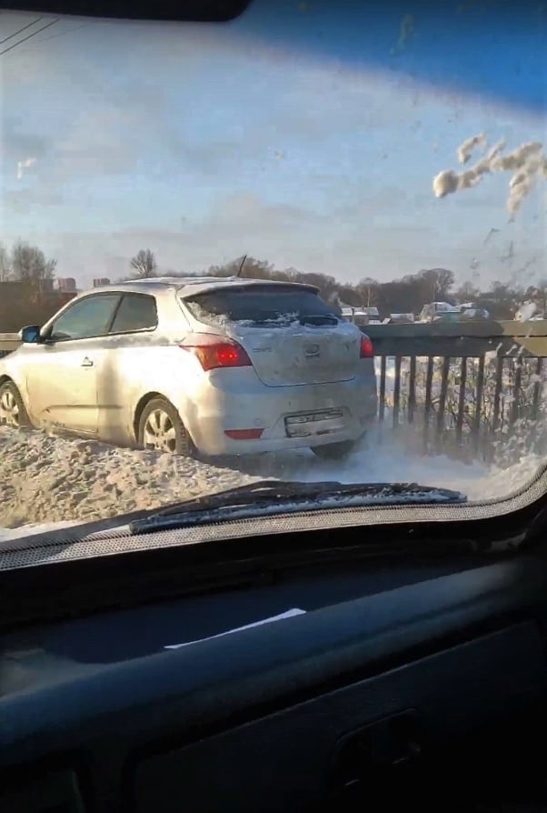 В Твери наказали водителя, который проехался по тротуару Волоколамского путепровода В Твери наказали водителя, который проехался по тротуару Волоколамского путепровода