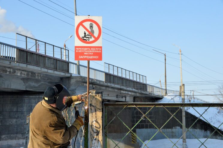 В Твери у железнодорожных путей ведётся установка предупреждающих знаков