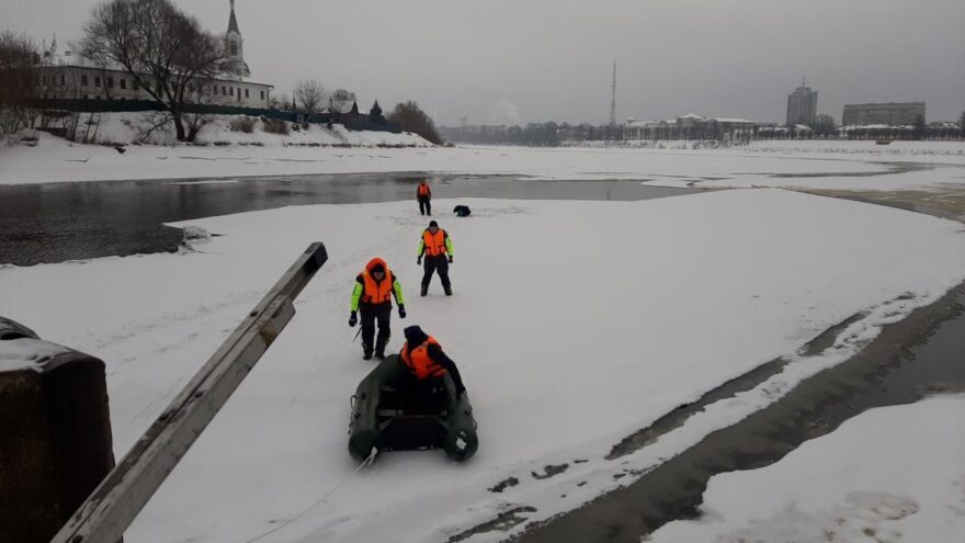 В Твери сотрудники МЧС сняли с отколовшейся льдины двух мужчин