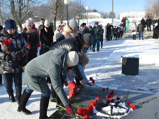 В Андреаполе Тверской области возложили цветы к обелиску в День защитника Отечества В Андреаполе Тверской области возложили цветы к обелиску в День защитника Отечества