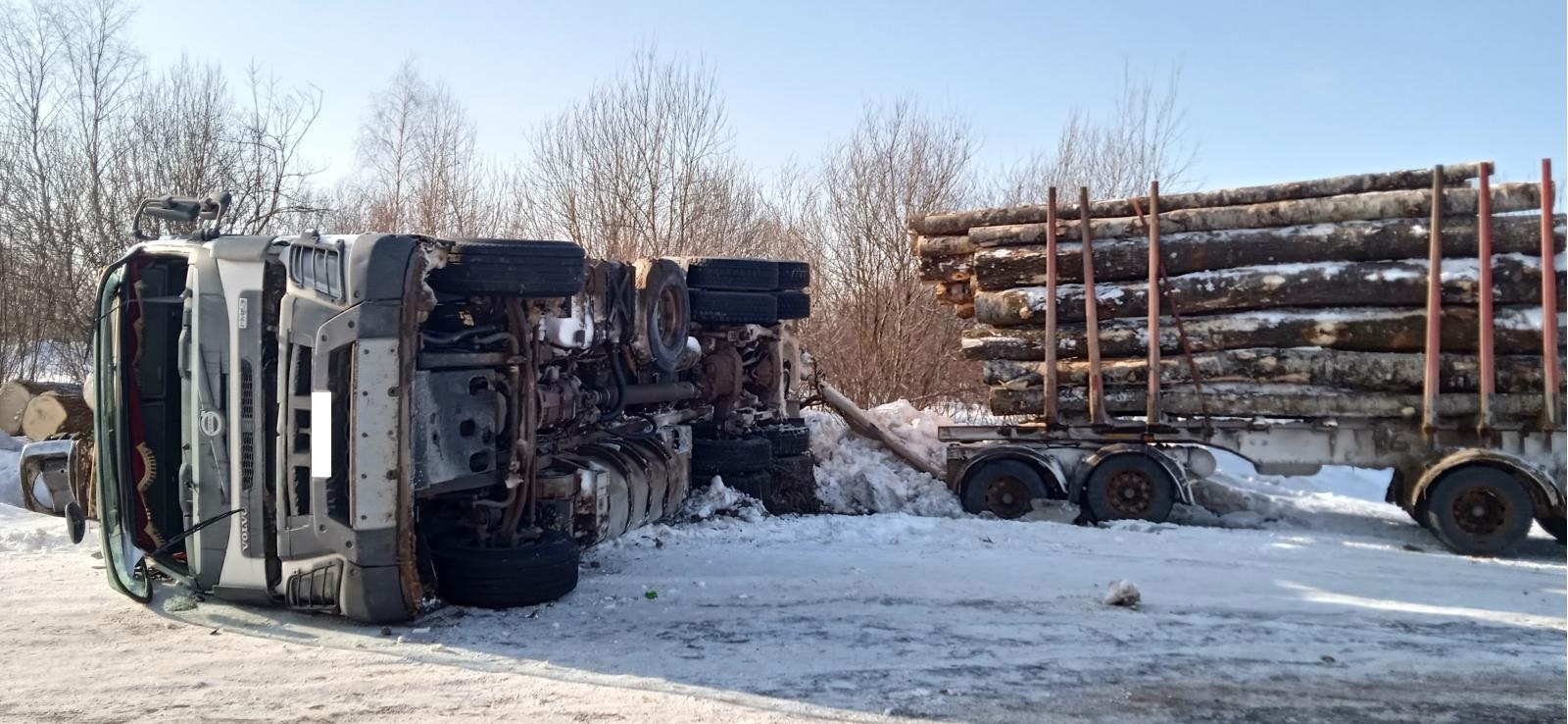 Большегруз с прицепом опрокинулся на дороге в Торжке
