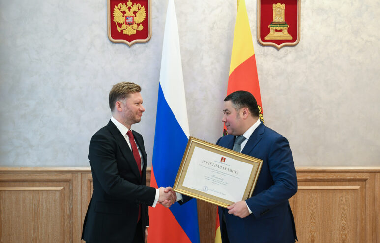 Игорь Руденя вручил коллективу благотворительного Фонда «Герои» региональную награду