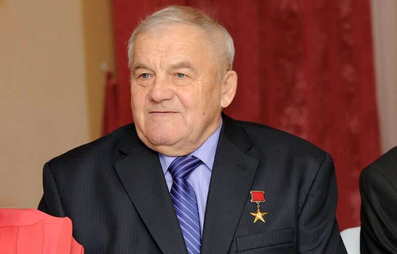 Игорь Руденя поздравил с 86-летием Героя Социалистического Труда Евгения Алексеевича Яковлева Игорь Руденя поздравил с 86-летием Героя Социалистического Труда Евгения Алексеевича Яковлева