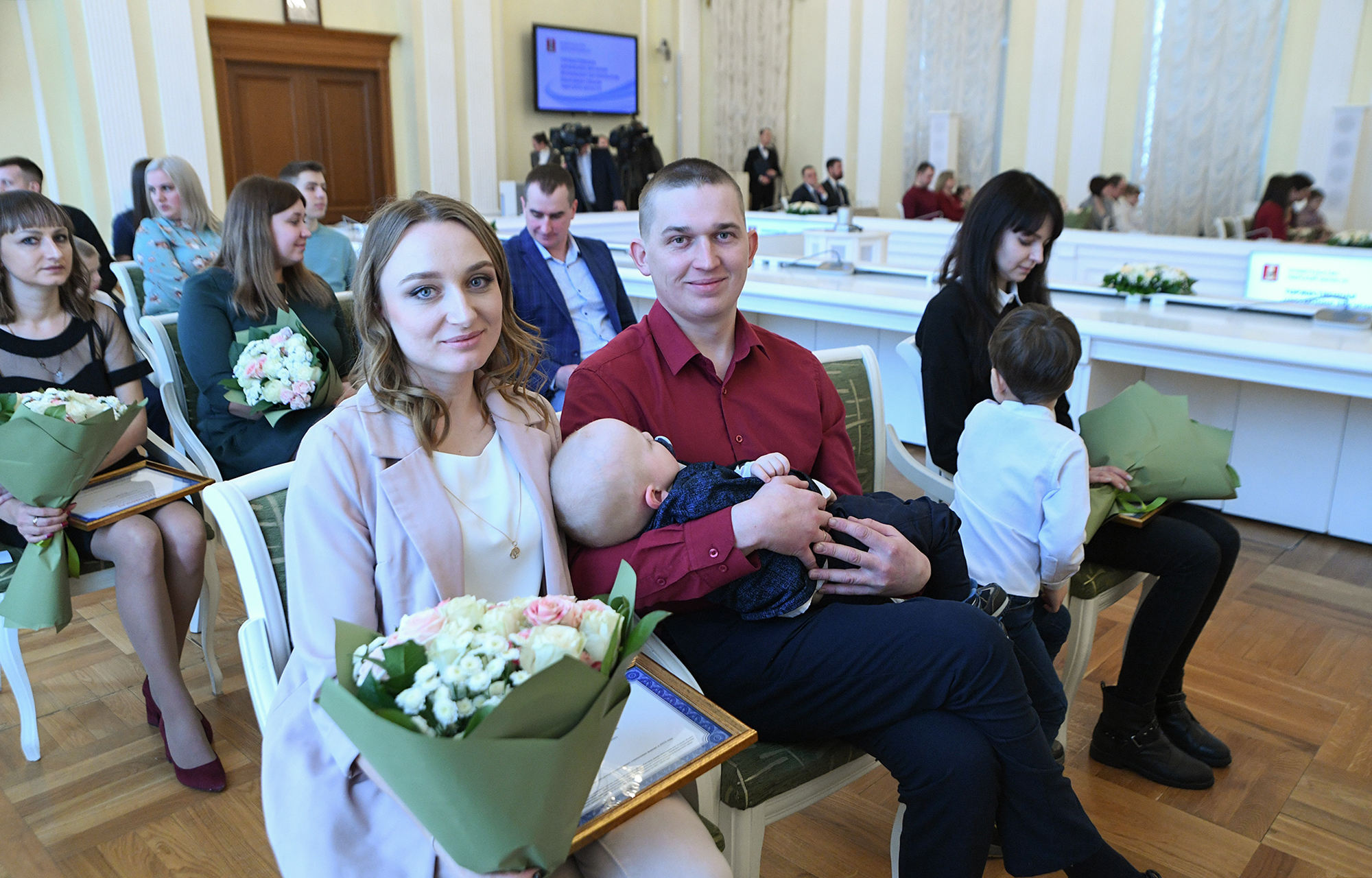 Молодым семьям Тверской области вручили жилищные сертификаты