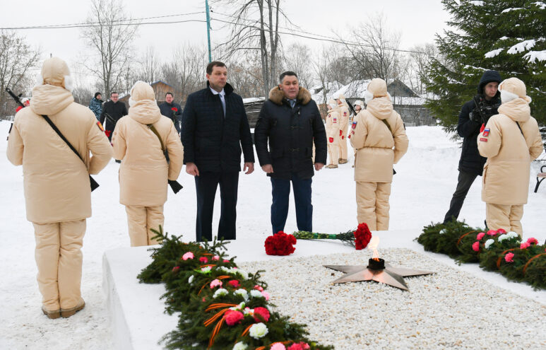 Игорь Руденя в Сонково возложил цветы к Обелиску Славы