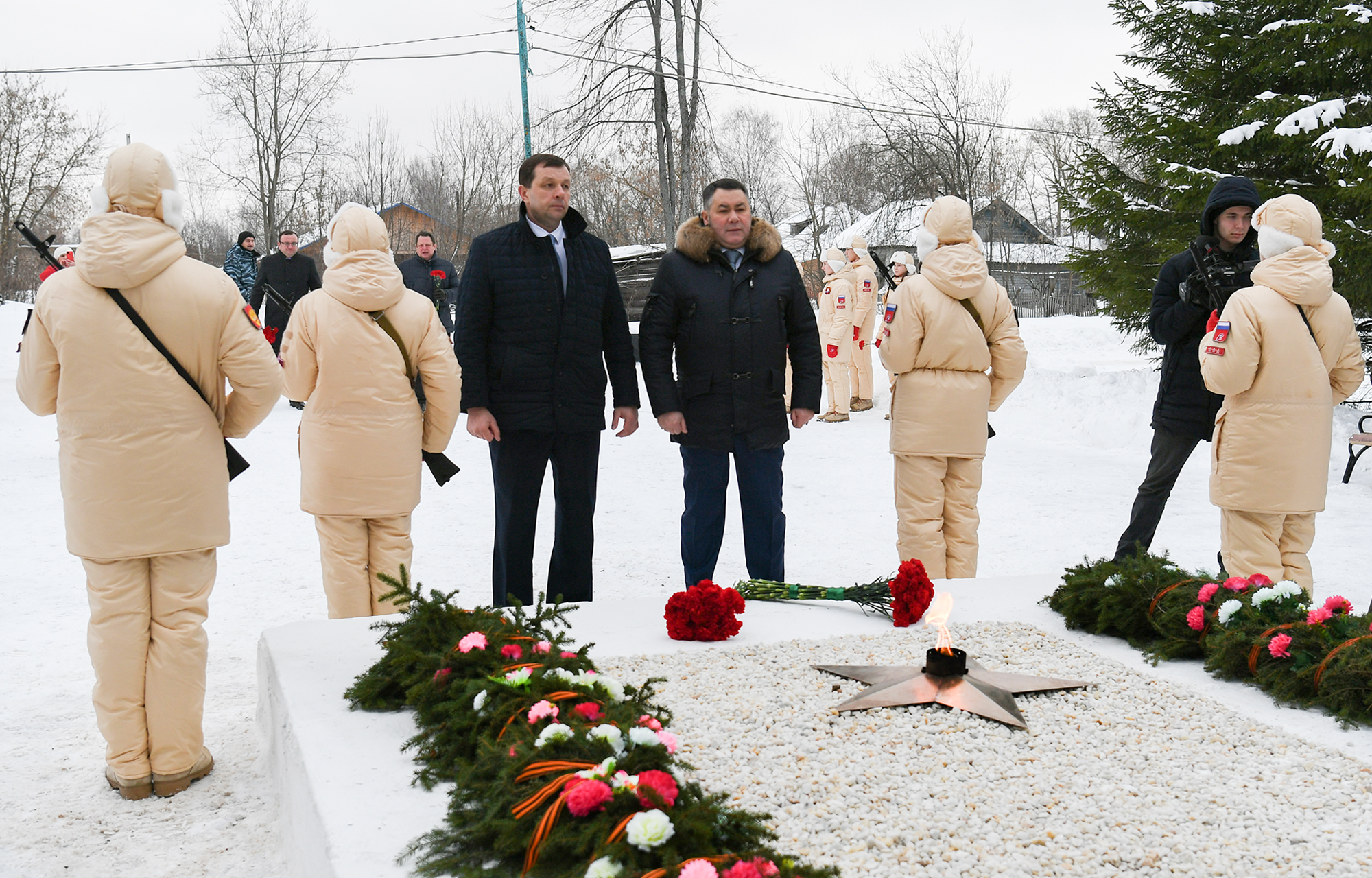 Игорь Руденя в Сонково возложил цветы к Обелиску Славы Игорь Руденя в Сонково возложил цветы к Обелиску Славы