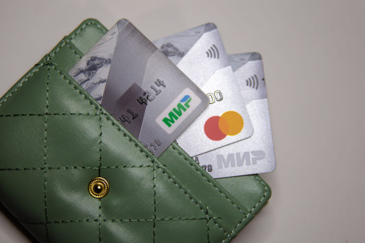 ВТБ начнет оформлять кредитные карты клиентам с 18 лет