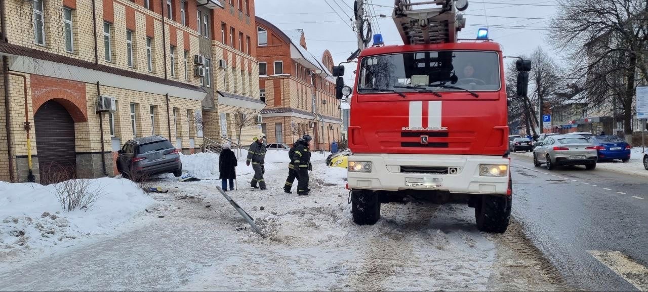 В центре Твери столкнулись две машины