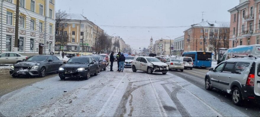 В центре Твери столкнулись три иномарки В центре Твери столкнулись три иномарки