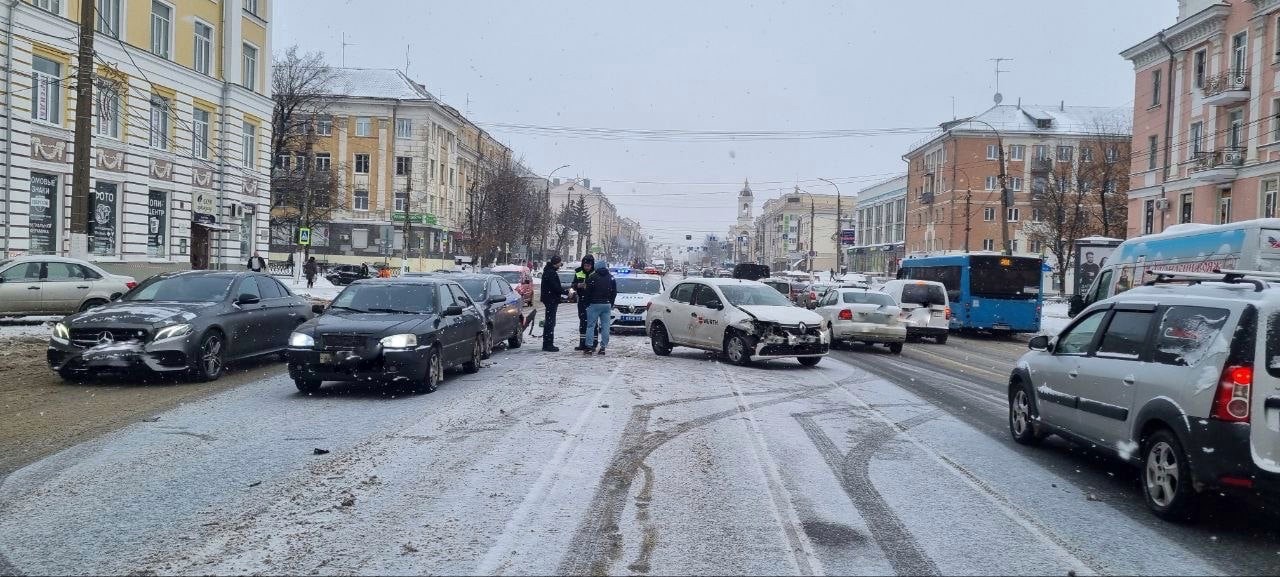В центре Твери столкнулись три иномарки